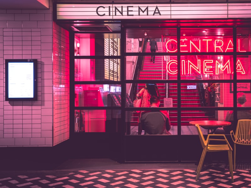 科幻剧《黑镜》未来科技主题海报